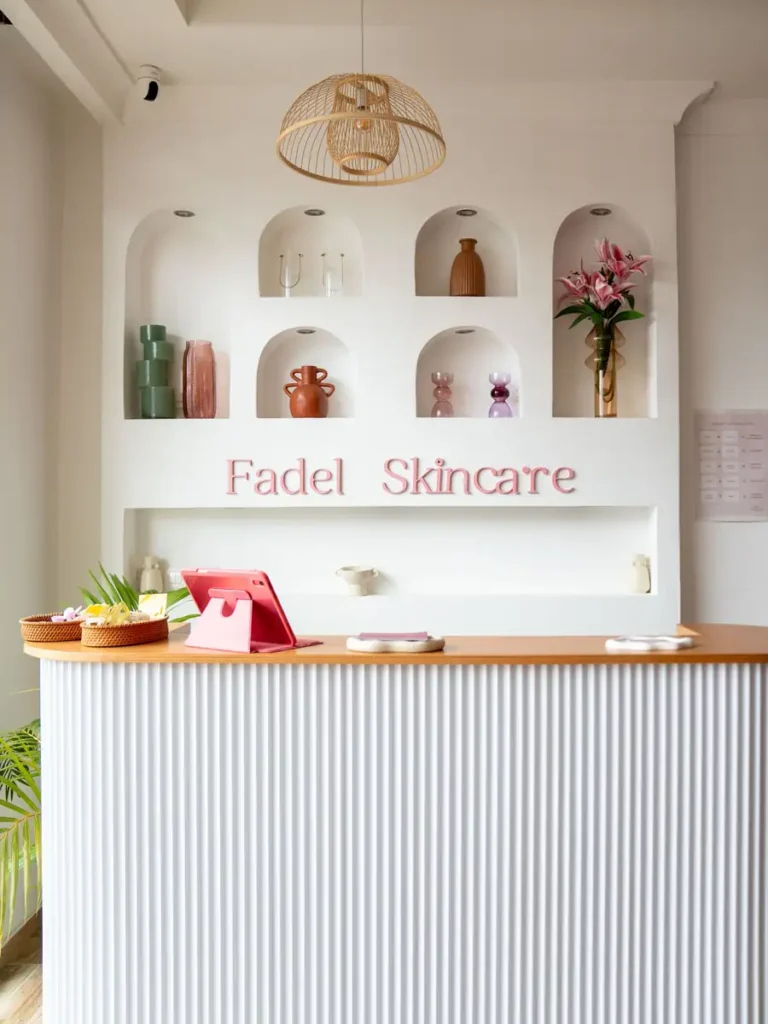 Comptoir d'accueil de la boutique Fadel Skincare à Akanda